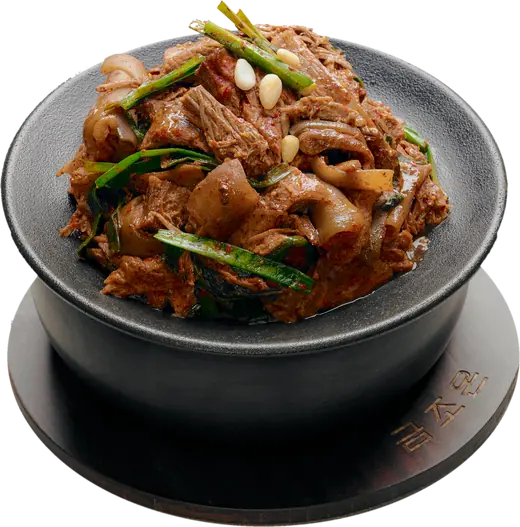 뚝배기 위 접시에 담겨 나오는 금조온 흑염소 볶음